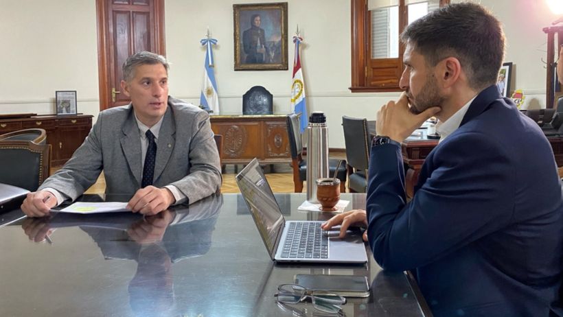 El ministro de Economía Olivares y el gobernador Pullaro analizan qué hacer con los dólares obtenidos en Nueva York.