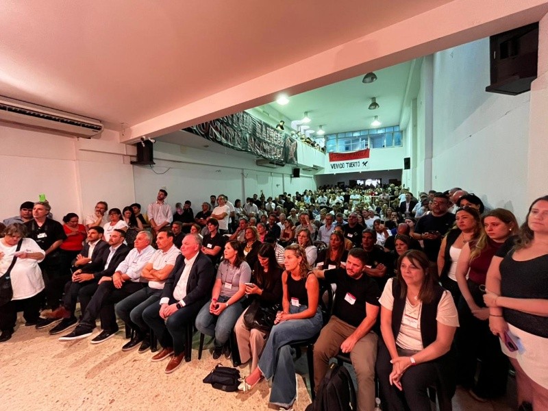 Pullaro y otros gobernadores en primera fila, durante la reunión de la UCR que consagró como titular partidario a Chiarella. 
