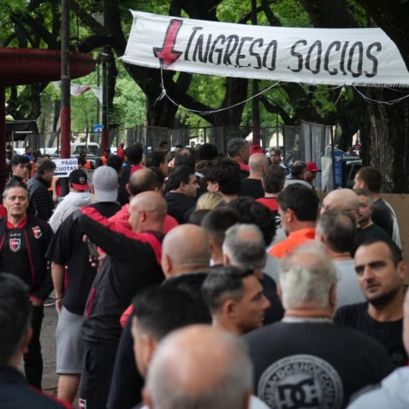 Socios votan este domingo en el Parque Independencia.