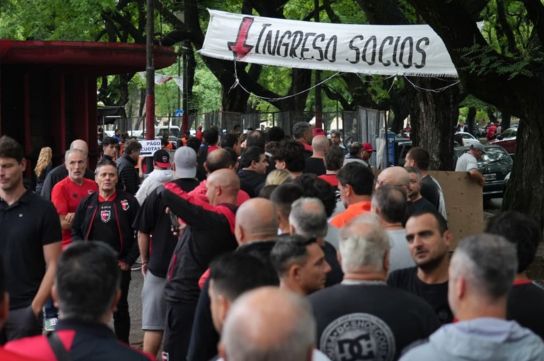 Socios votan este domingo en el Parque Independencia.