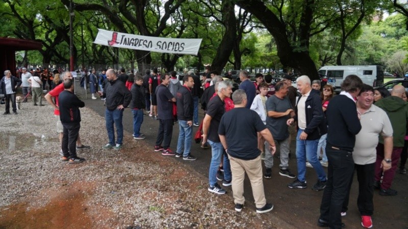 Los socios fueron este domingo a votar al Parque.