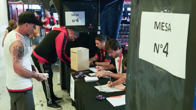 Candidatos y socios a las urnas.