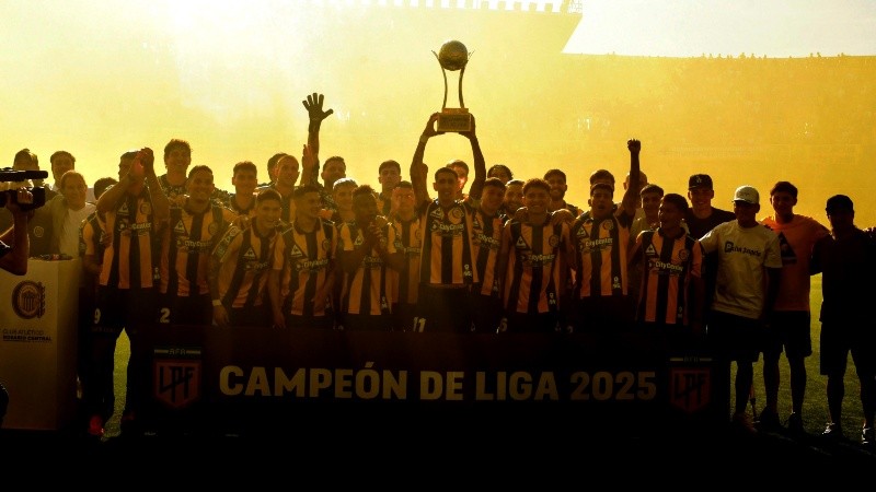 Central celebró el título de campeón de Liga 2025 pero se fue temprano del Clausura. (FotoBaires)