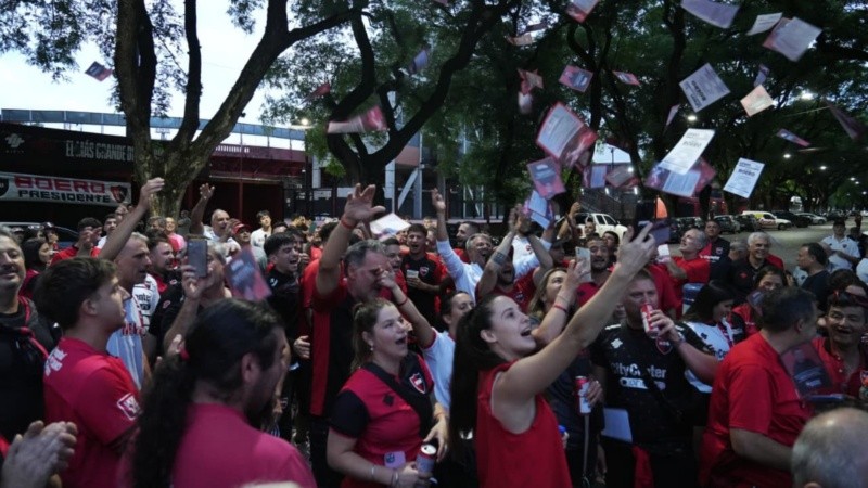 El festejo de los socios que acompañaron a Boero en las urnas. (Alan Monzón / Rosario3)&nbsp;