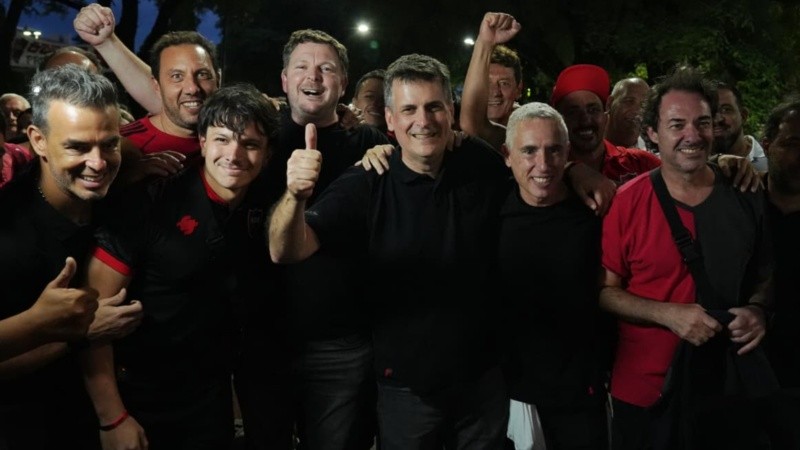 Ignacio Boero junto a la nueva Comisión Directiva de Newell's.