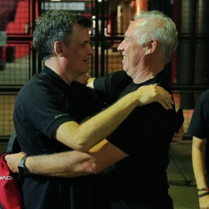 El abrazo entre Boero y Sensini frente a la puerta del Coloso, este domingo.