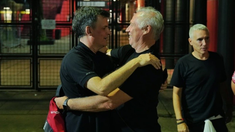 El abrazo entre Boero y Sensini frente a la puerta del Coloso, el domingo de las elecciones en diciembre. (Alan Monzón / Rosario3)