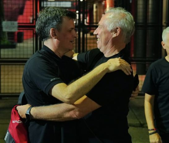 El abrazo entre Boero y Sensini frente a la puerta del Coloso, este domingo.