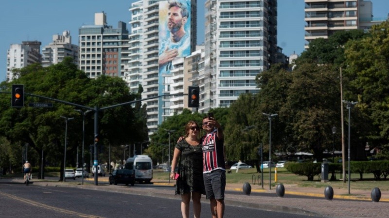 La zona del Monumento a la Bandera y los murales de Messi, íconos rosarinos.