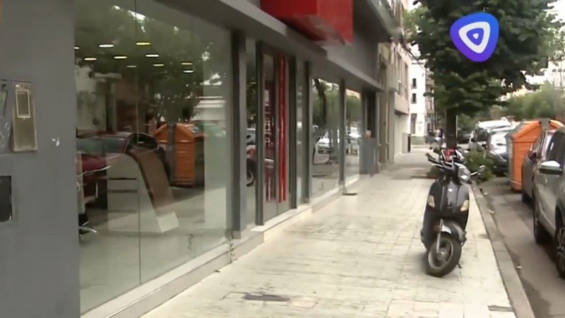 El frente del local de venta de autos que fue robado este lunes a la madrugada en Pichincha.