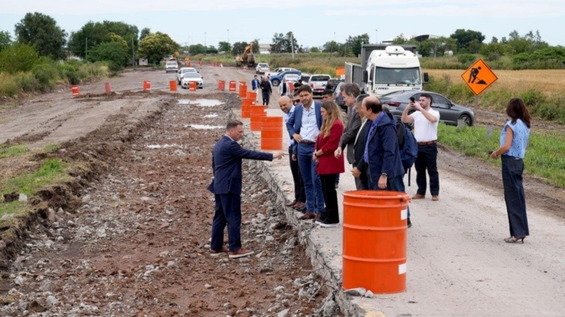 &nbsp;El gobernador durante la recorrida de una de las obras viales.