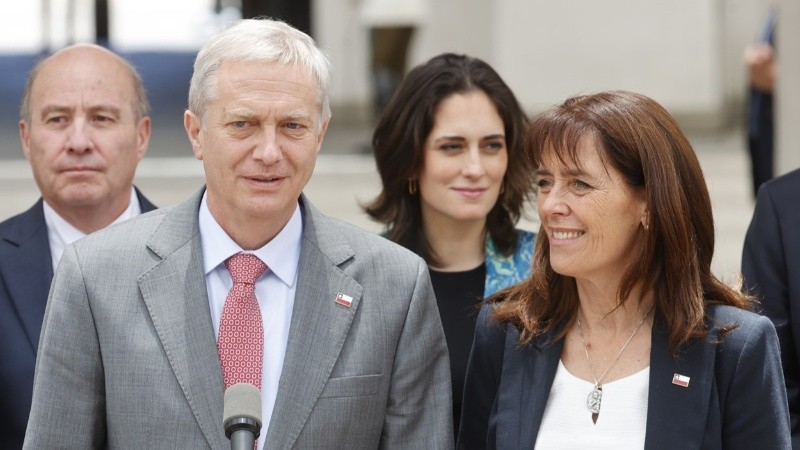 El presidente electo Kast junto a su esposa María Pía Adriasola.