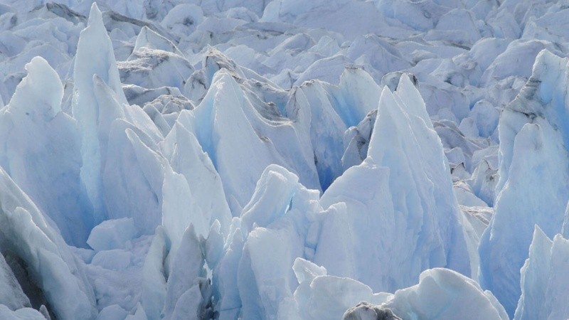 Los glaciares, monumentales reservorios de agua dulce, desempeñan un papel fundamental en la sostenibilidad de los ecosistemas y el bienestar de las comunidades humanas. Por su rol como reguladores hídricos y climáticos,  la ONU ha declarado el 2025  como el Año Internacional de la Preservación de Glaciares.-; ;