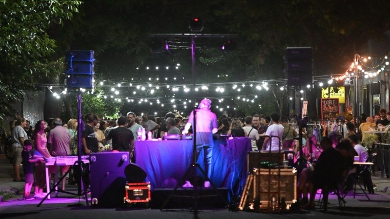 &nbsp;Para quienes quieran una propuesta mas tranquila, habrá 3 DJs de vinilos en el sector de calle Pichincha.