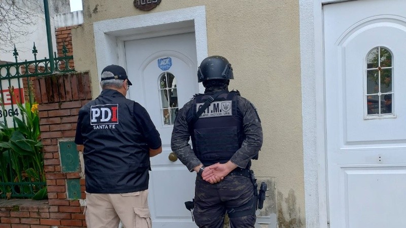 La PDI irrumpió en tres domicilios de Rosario.