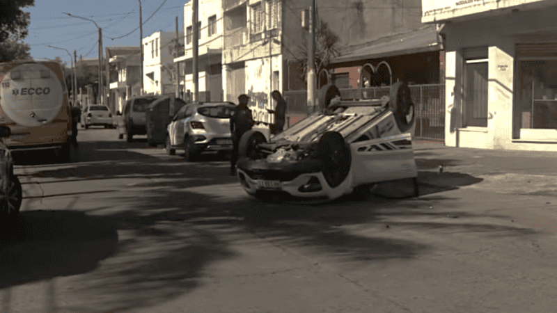 El choque entre ambos vehículos derivó en un vuelco.