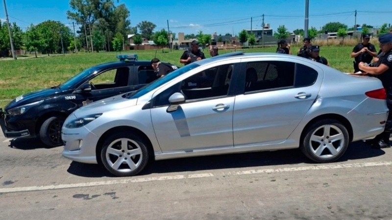 El Peugeot 408 en el que detuvieron este martes a dos hombres.