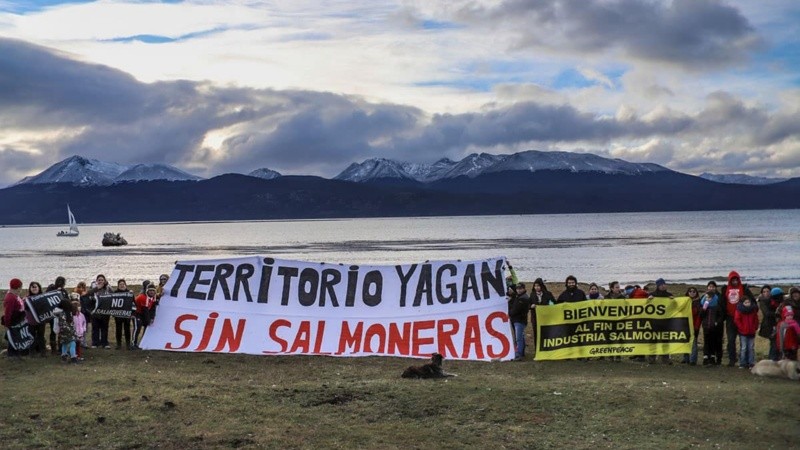 Una de las numerosas protestas que se hicieron en Tierra del Fuego contra las salmoneras durante los últimos años.