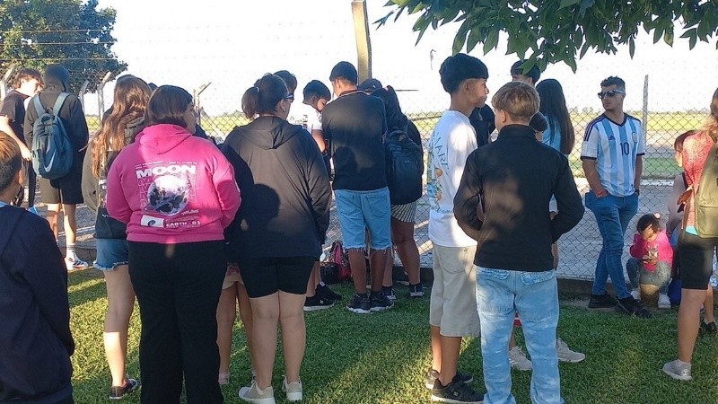 Con camisetas argentinas, algunos con buzo por el clima de la mañana; todos esperan por el 