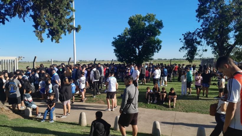 Con camisetas argentinas, algunos con buzo por el clima de la mañana; todos esperan por el "10" (Rosario3).