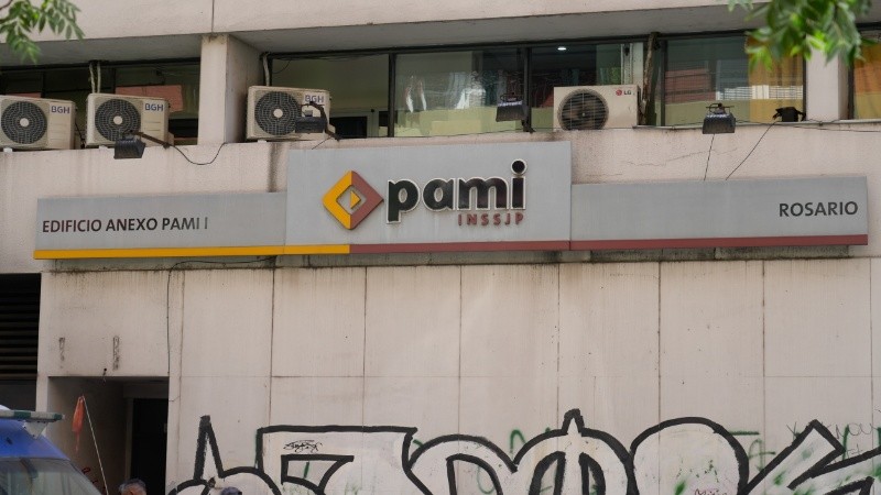 Trabajadores del Pami I se presentaron en el Concejo de Rosario para hacer visible la situación que atraviesa el policlínico ubicado en Sarmiento 373 de Rosario.