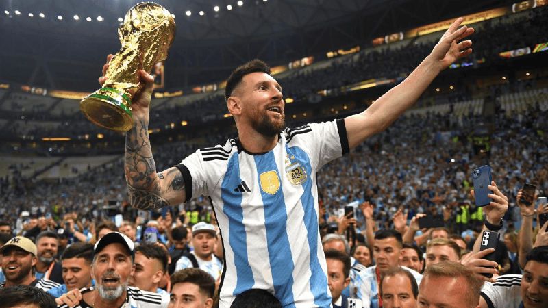 Lionel Messi con la Copa del Mundo que Argentina conquistó en Qatar 2022.