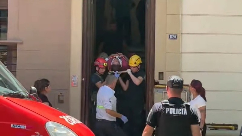 El obrero de 65 años fue trasladado en una ambulancia del Sies tras el accidente.