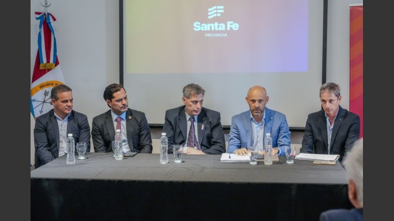 El equipo económico y productivo del gobierno provincial, hoy reunido con empresarios de la ciudad de Santa Fe