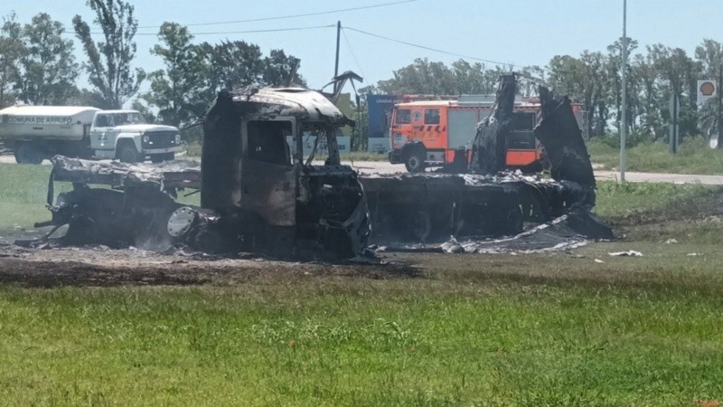 Los camiones quedaron completamente destruidos por las llamas tras el choque.
