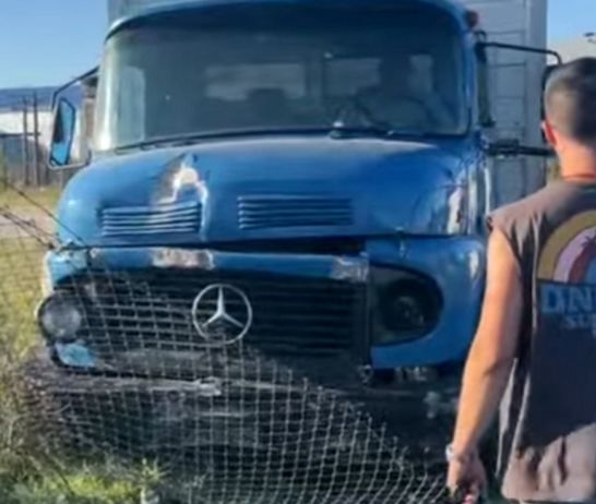 El camión terminó contra un alambrado.