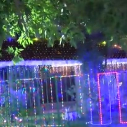 La decoración navideña con miles de luces en una casa de Funes.