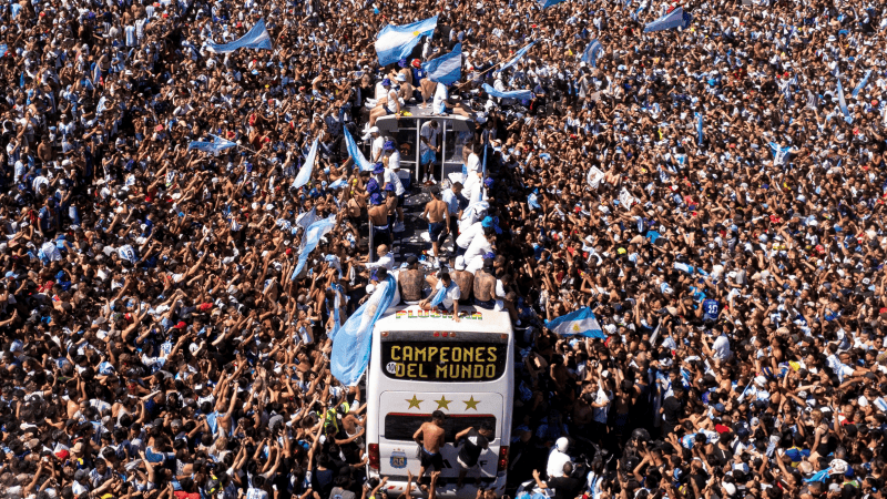 &nbsp;La locura de la gente festejando ante la llegada del plantel a Buenos Aires. 