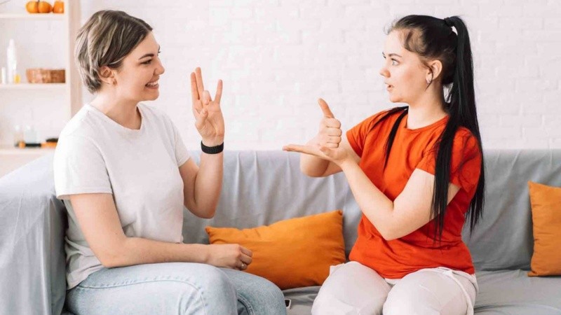 A diferencia de habla, donde el ritmo es marcado por las sílabas, la lengua de signos transmite información a través del movimiento simultáneo de manos, torso y cabeza.