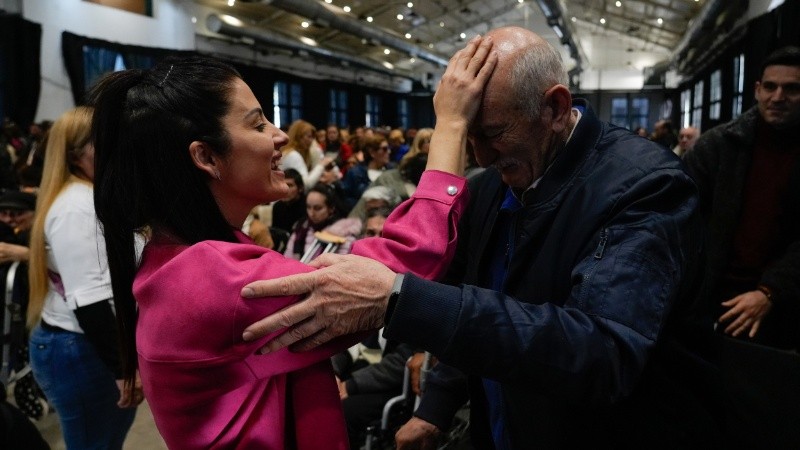 &nbsp;Leda dando una bendición en la ex Rural (Alan Monzón)