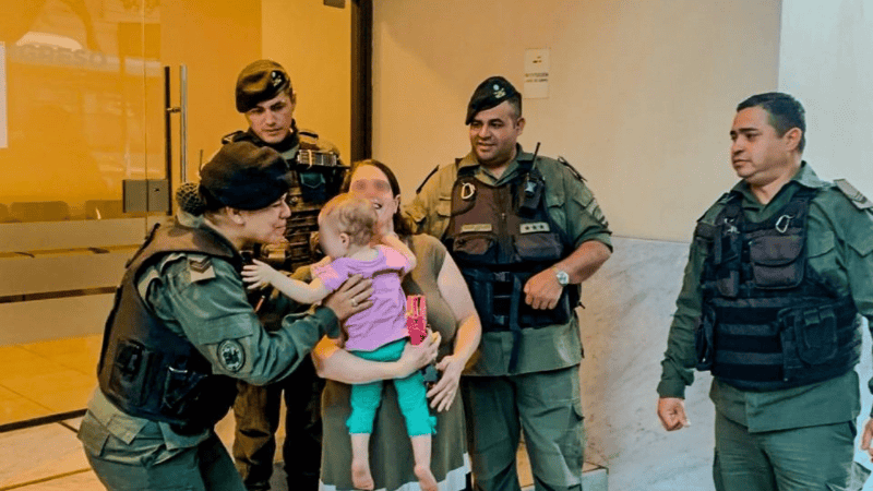 La bebé y su madre junto a los gendarmes que le salvaron la vida.