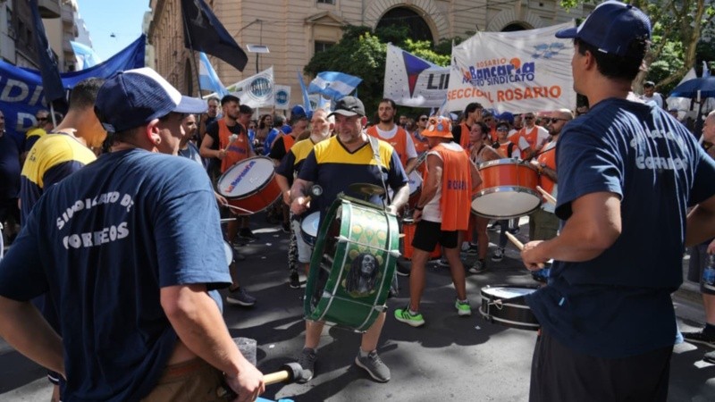 La protesta en la Rosario concentró en plaza 25 de Mayo.