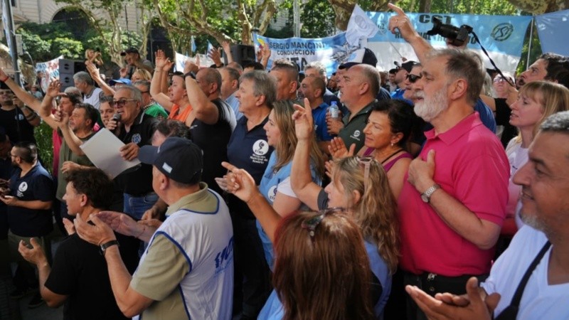 La protesta en Rosario, en plaza 25 de Mayo.
