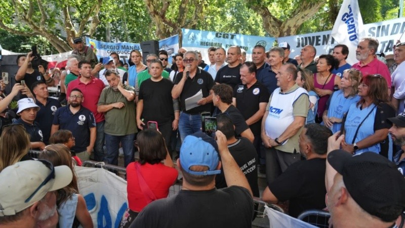 Gremios y organizaciones movilizaron a plaza 25 de Mayo en Rosario.