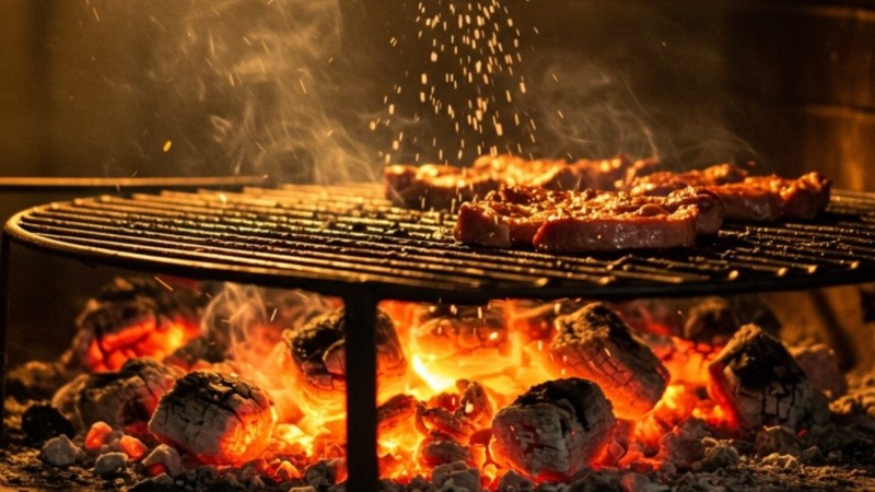 Uno de los beneficios muestra que, si la brasa no está hecha del todo, la sal ayuda a evitar que el carbón libere gases y residuos tóxicos.