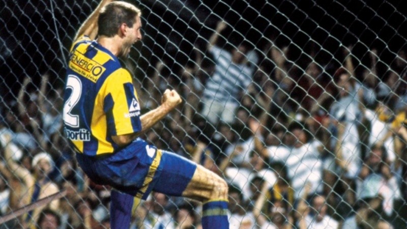 Horacio Carbonari festeja el cuarto gol de Central subido al alambrado del Gigante de Arroyito.