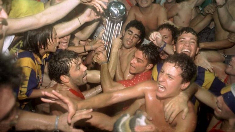 Locura canalla en el festejo tras ganar la Copa Conmebol 95.&nbsp;