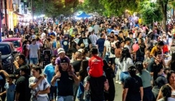 Los locales del centro comercial de calle San Luis abrirán hasta las 22 este sábado como parte de la movida.