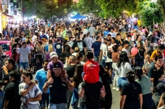 Los locales del centro comercial de calle San Luis abrirán hasta las 22 este sábado como parte de la movida.