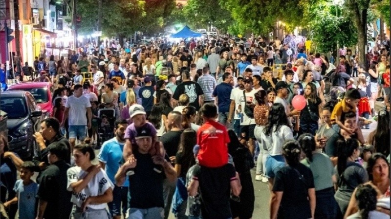 Los locales del centro comercial de calle San Luis abrirán hasta las 22 este sábado como parte de la movida.