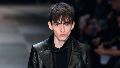 Una estética basada en Hedi Slimane, el diseñador francés que en las últimas décadas revolucionó la moda masculina con propuestas ajustadas al cuerpo y un espíritu andrógino y rockero.