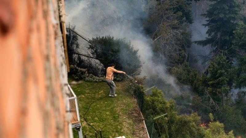 Vecinos intentando colaborar con los brigadistas.