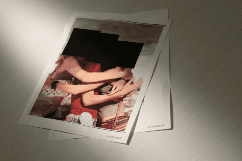 Varias personas con la cara tapada en una foto de los archivos de Jeffrey Epstein. Foto: REUTERS&nbsp;