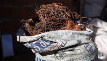 Parte de los cables secuestrados durante un operativo.