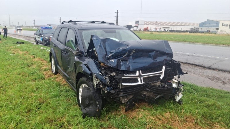 El vehículo Dodge, con un impacto en el frente.