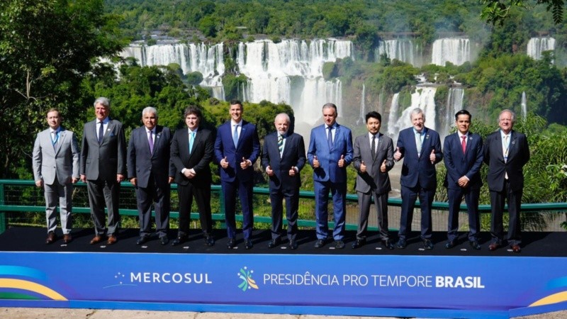 Milei junto al resto de los presidentes del Mercosur